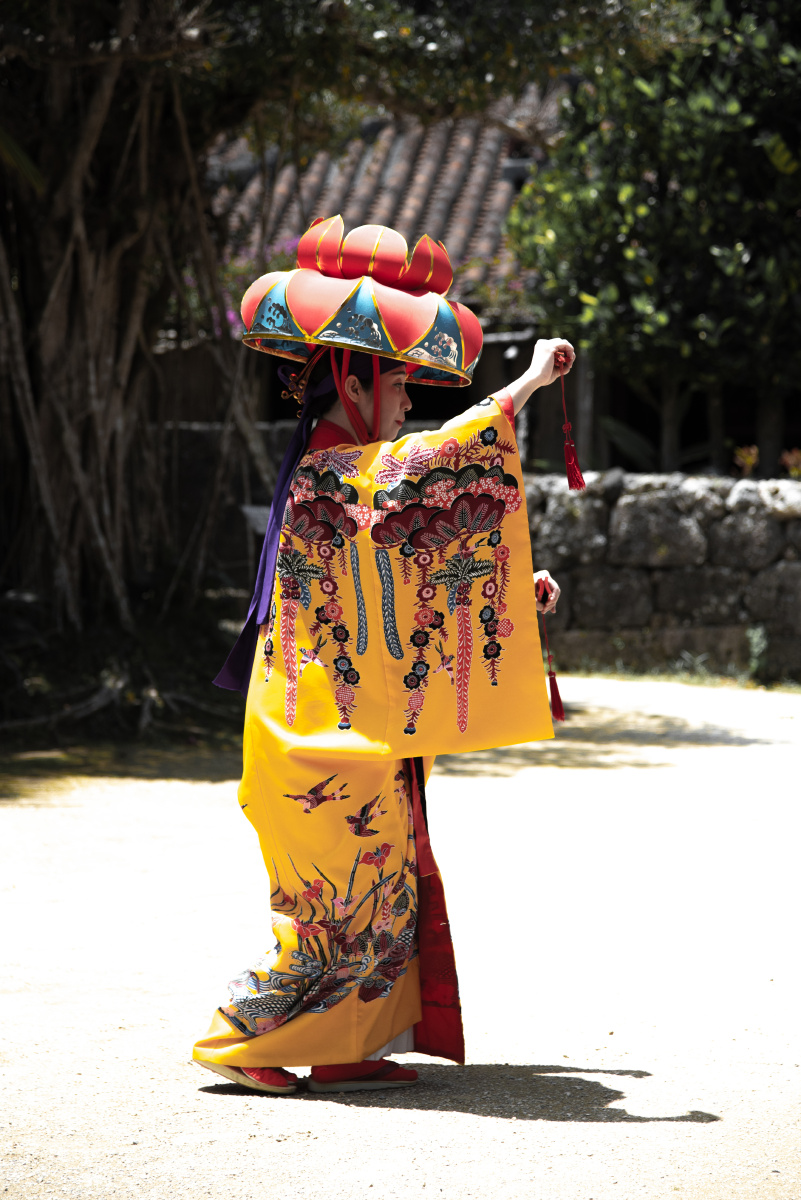 琉球传统舞蹈一静一动女子独舞舒缓精致男子鼓舞热情奔放