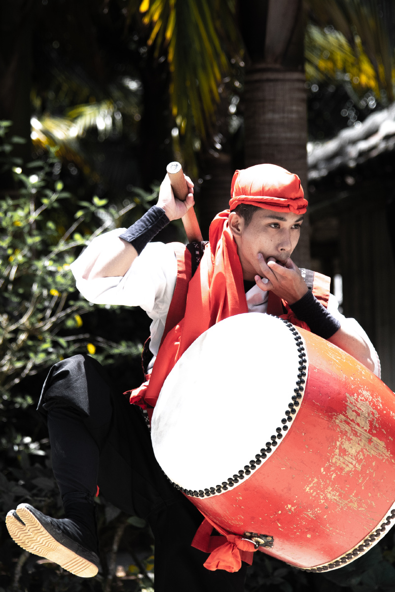 琉球传统舞蹈一静一动女子独舞舒缓精致男子鼓舞热情奔放