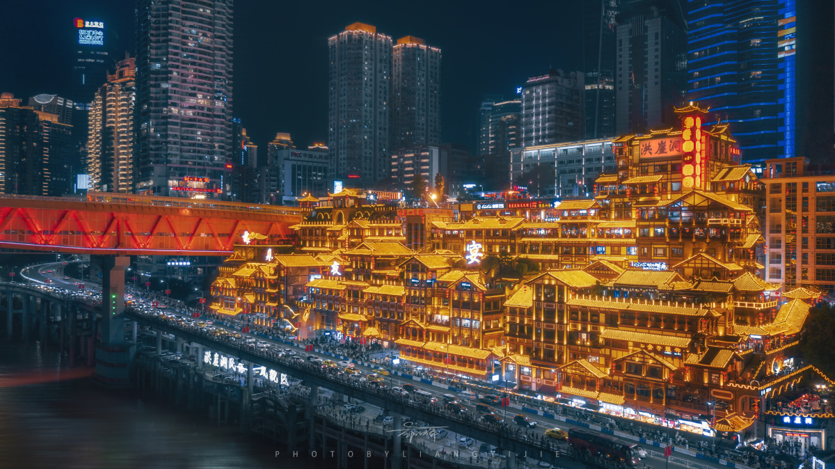 重庆梦之夜国庆的重庆人山人海,入夜后的重庆热闹非凡