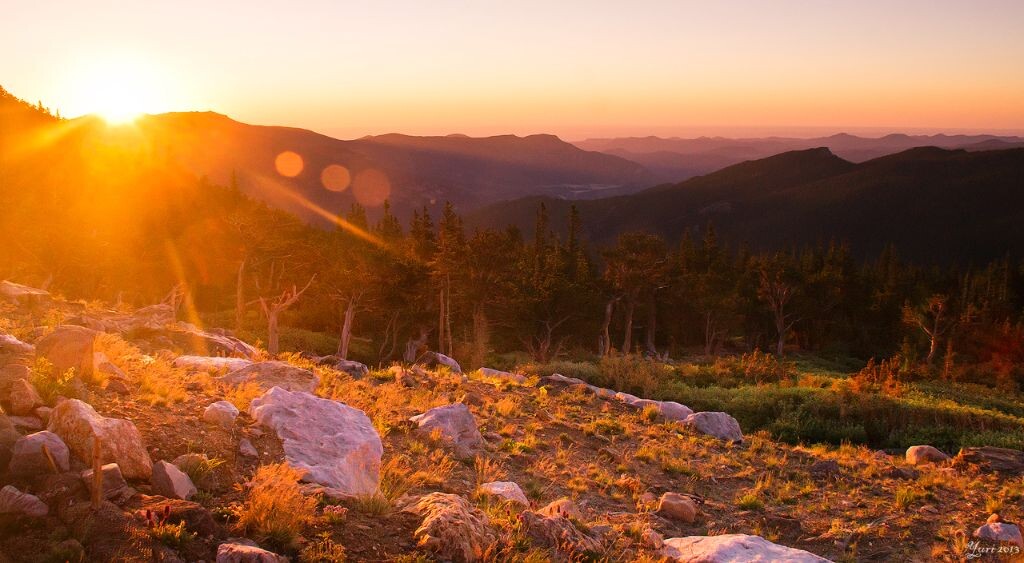 Sunrise Over The Ancients<br />
有了阳光的照耀，岩石也会显露出温柔。 -劉小杉_NeverSayNever