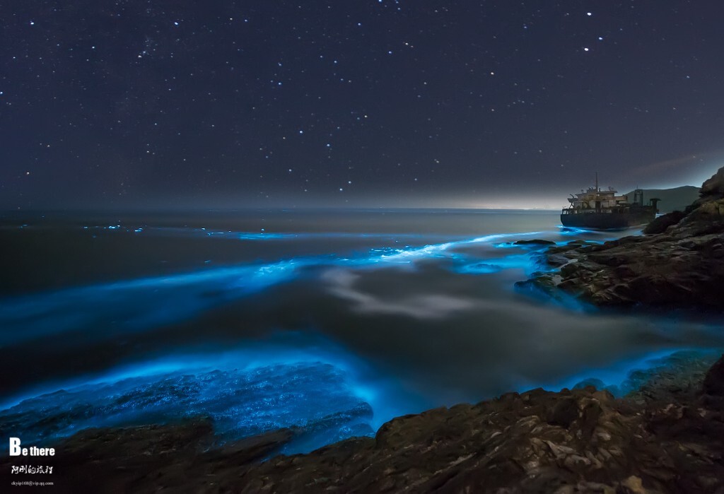 惠东盐洲海边，沉闷的天气带来了蓝色荧光的生物，广东海边难得一见的景象。