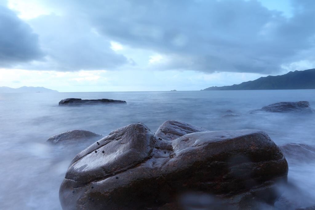 牛奶浴<br />
早晨塔门海边的礁石象在牛奶中沐浴