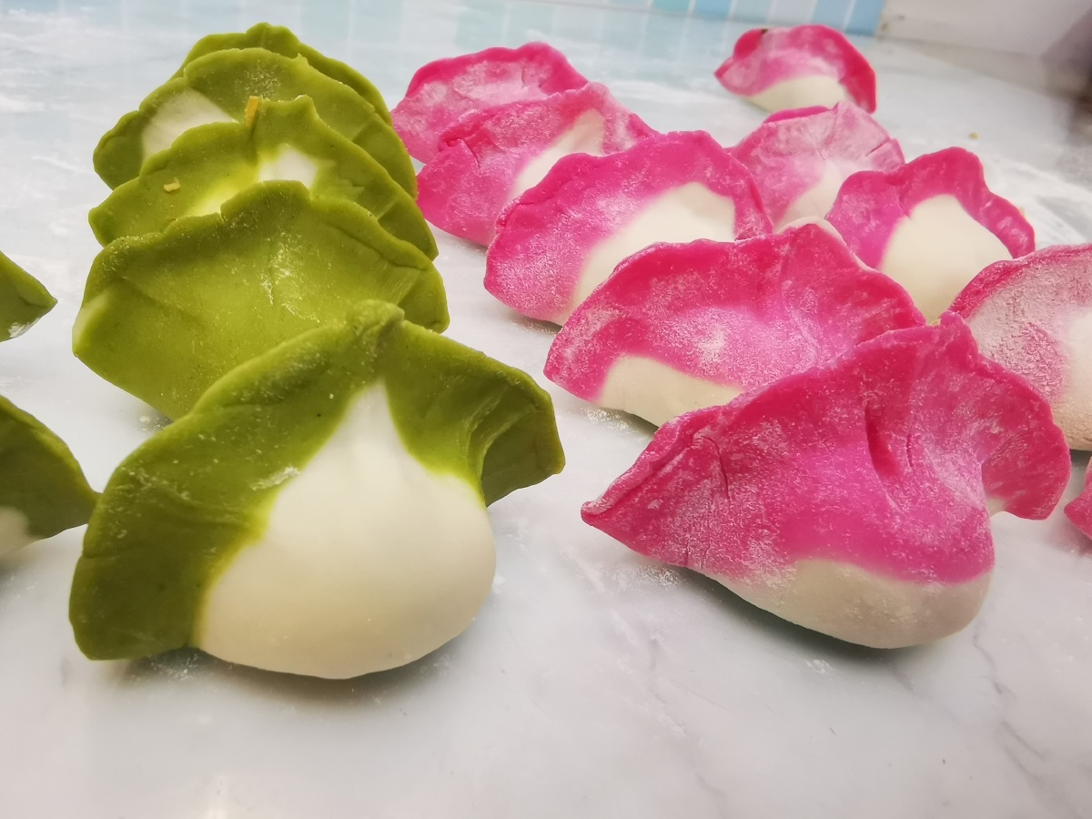 彩色果蔬汁饺子生活越来越好就要吃的开心点