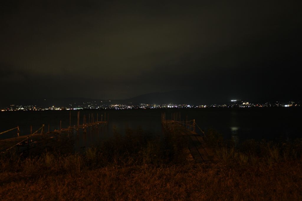 夜晚的诹访湖<br />
位于信浓诹访国的诹访湖里来被当地人认为是诹访大明神活动的地方。湖面比昆明湖大一些，在湖的一端将将能够看到对岸的灯火。
