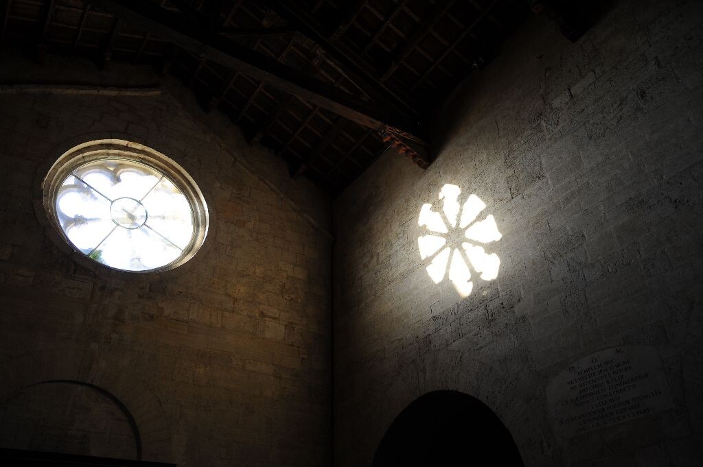 San Quirico的Collegiate教堂内部<br />
Collegiate教堂在这个地区地位仅次于Duomo,也就是大教堂。在Orcia山谷的San Quirico镇上,这座Collegiate教堂更加出名。在教堂里,阳光从玫瑰窗照进来,找到墙壁上。