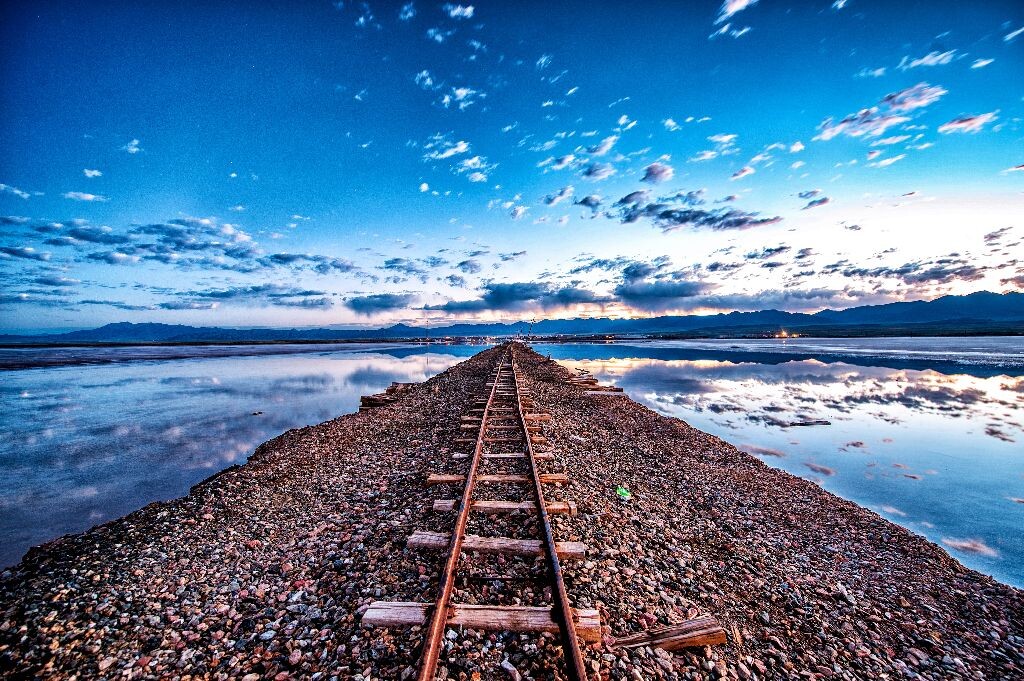 茶卡盐湖的铁轨，千与千寻的列车……
