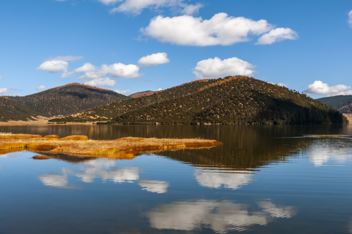 秋天的普达措属都湖