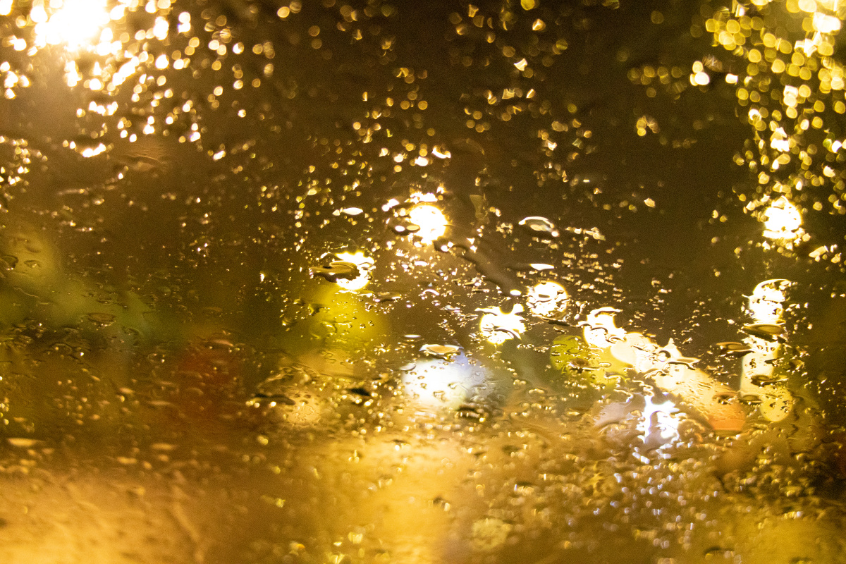 雨中的灯光