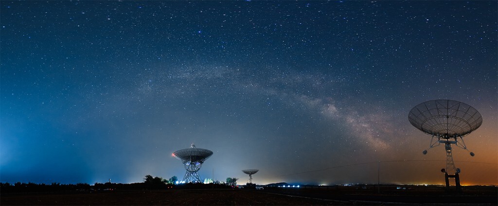 亘古的星空下，孤独的守望者们，静静矗立。