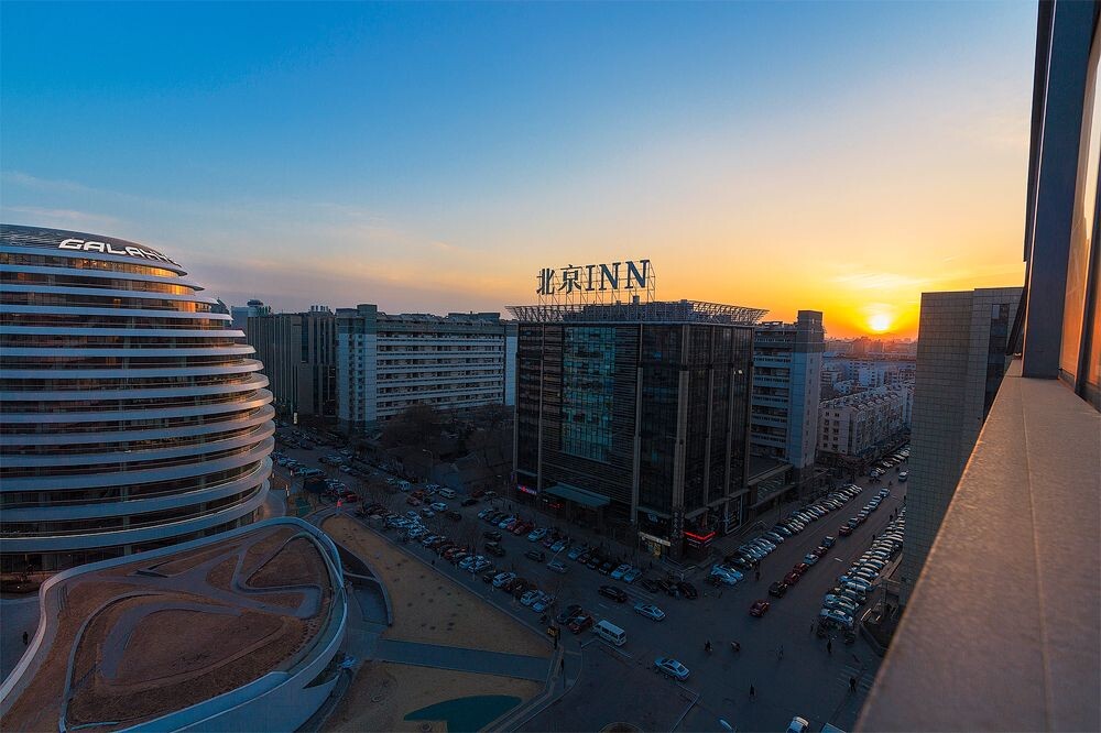 “我有特殊的爬楼技巧，当我找机位时，我会装作四处看风景。”