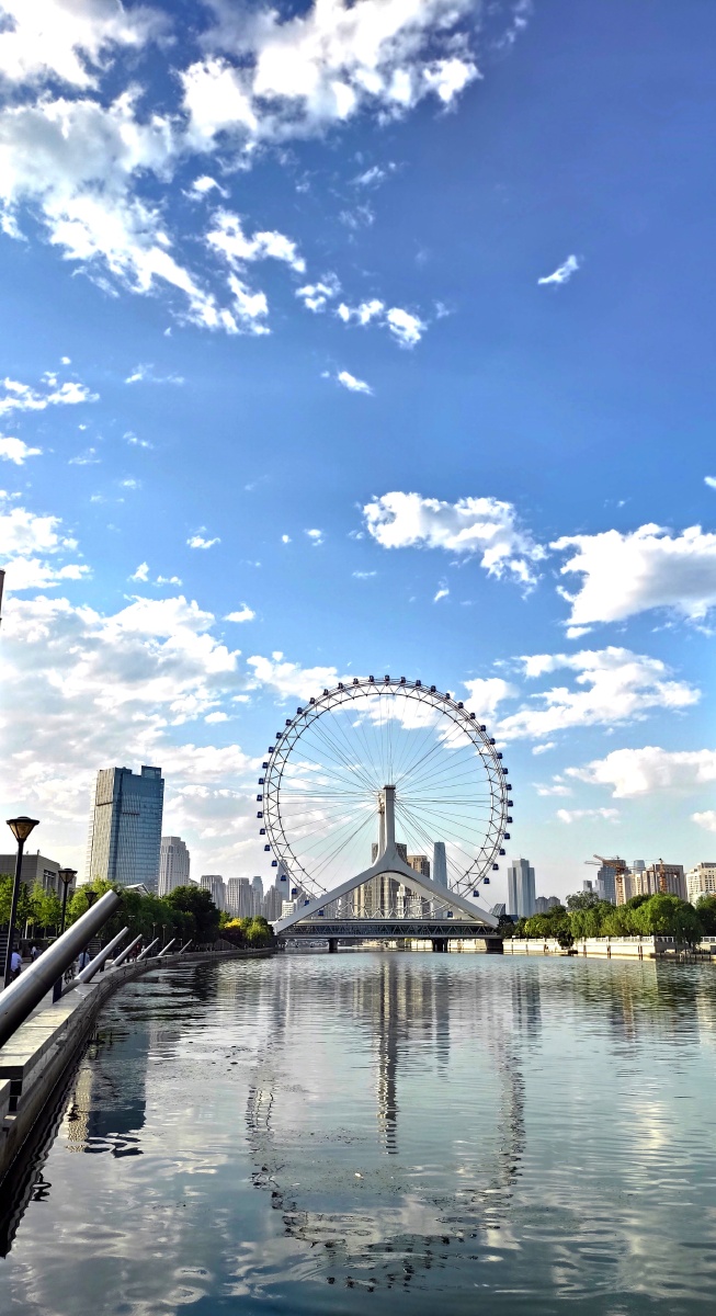 云朵白海天蓝天津海河摩天轮三岔口耳闸2021年6月21日小米k30
