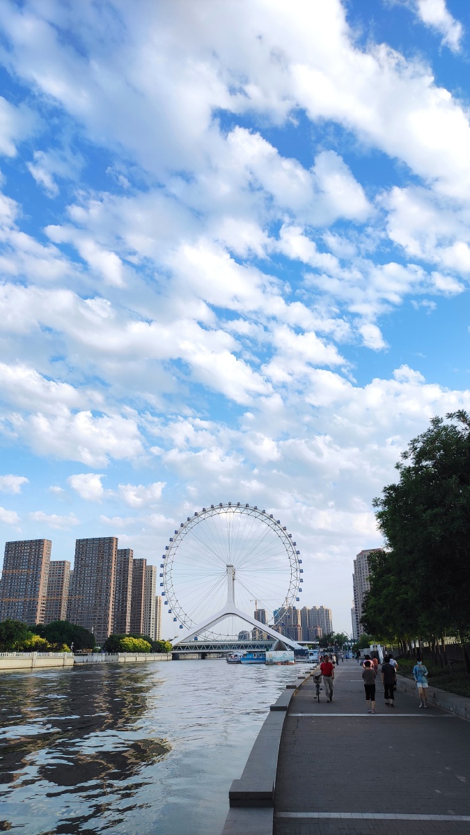 云朵白海天蓝天津海河摩天轮三岔口耳闸2021年6月21日小米k30