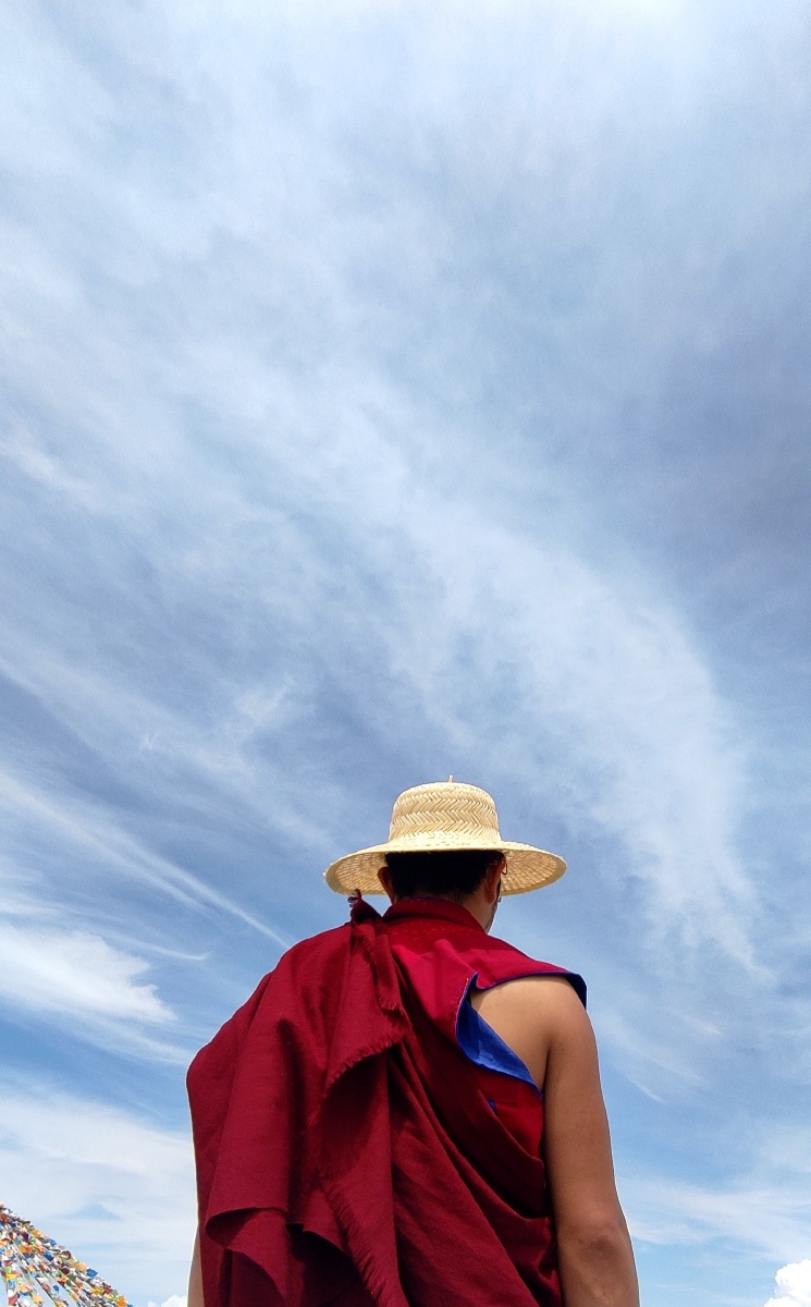 宽厚的背影青海湖畔偶遇藏族小伙邀请他做我的模特他爽快地答应了拍摄