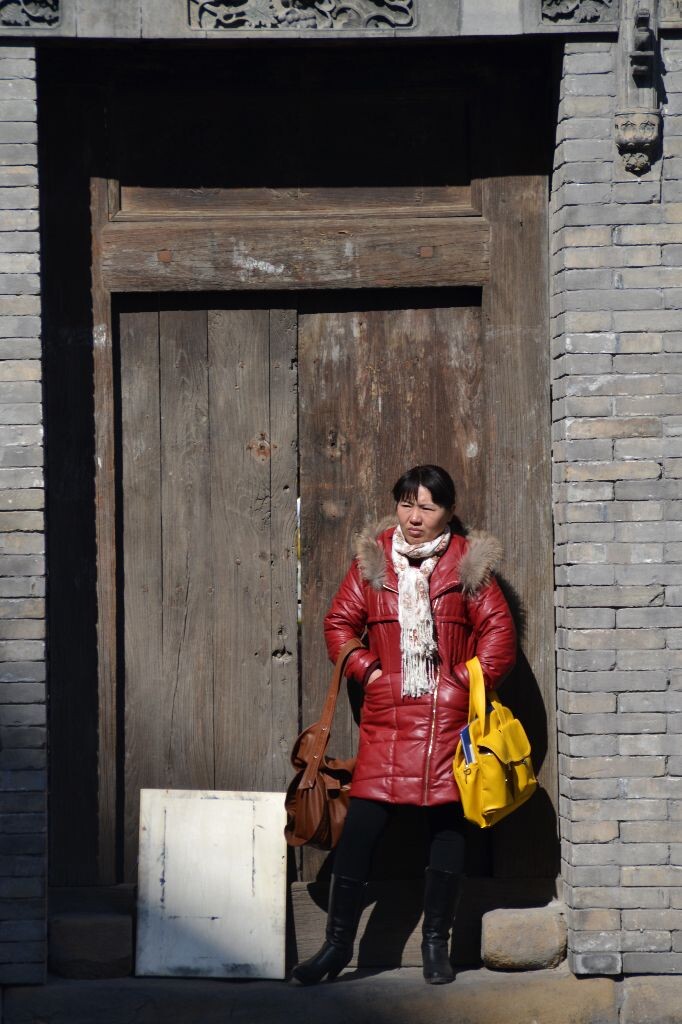 等待<br />
北京电影学院3号楼门前，一名家长焦急地等待着参加面试的孩子