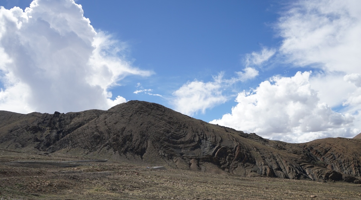造山的力量在地壳运动的挤压下岩石都产生了褶皱