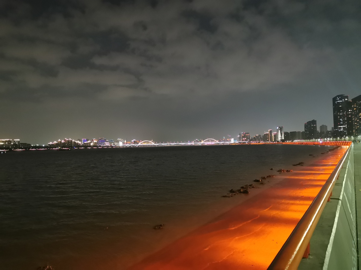 夜晚的钱塘江