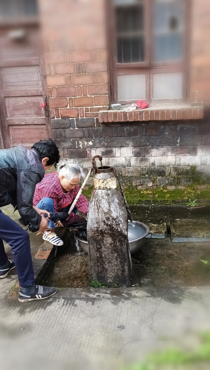 老屋的摇水井