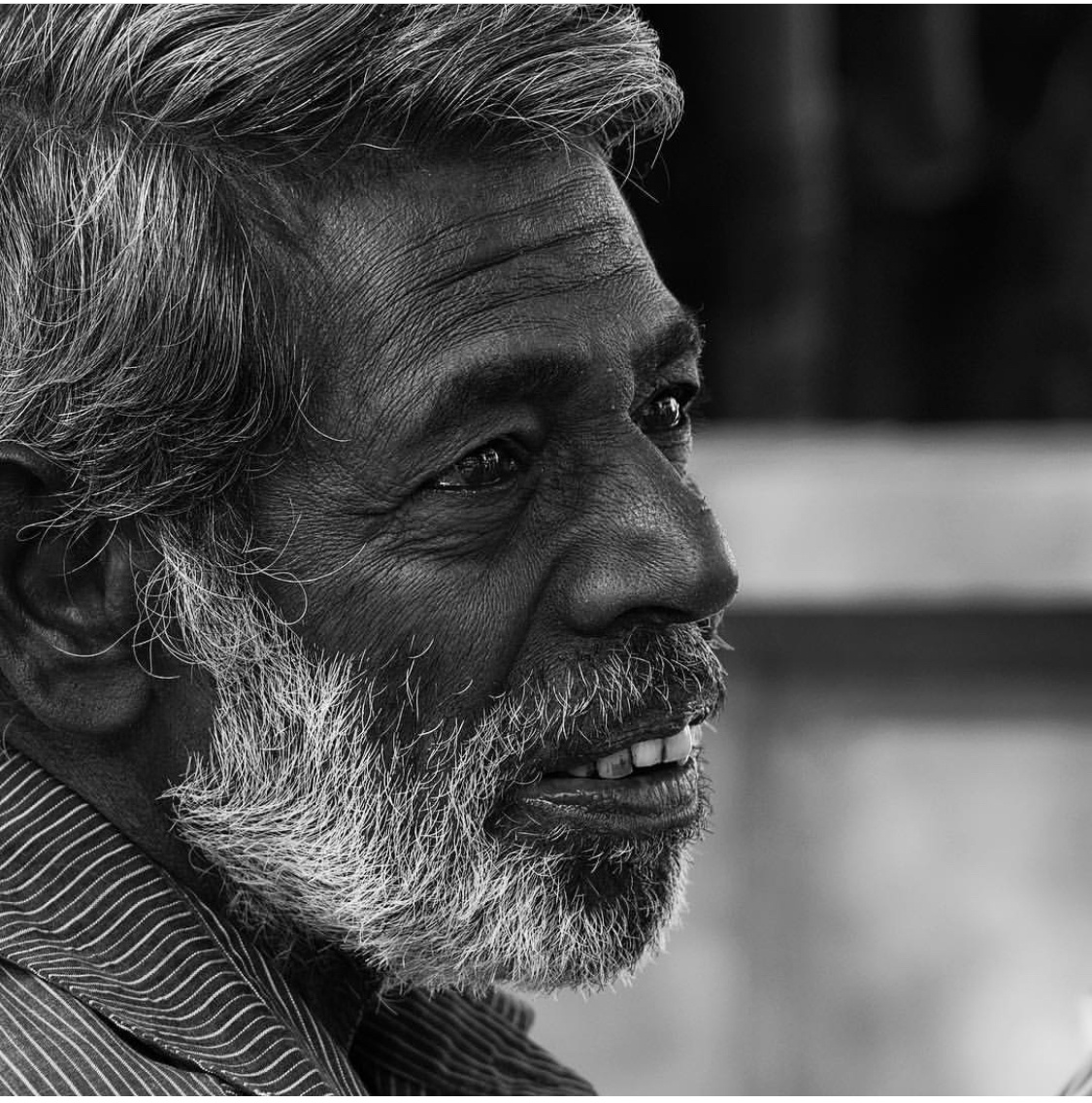 在斯里兰卡一座寺庙外拍摄到老男人他的职业是向游人兜售旅游地图