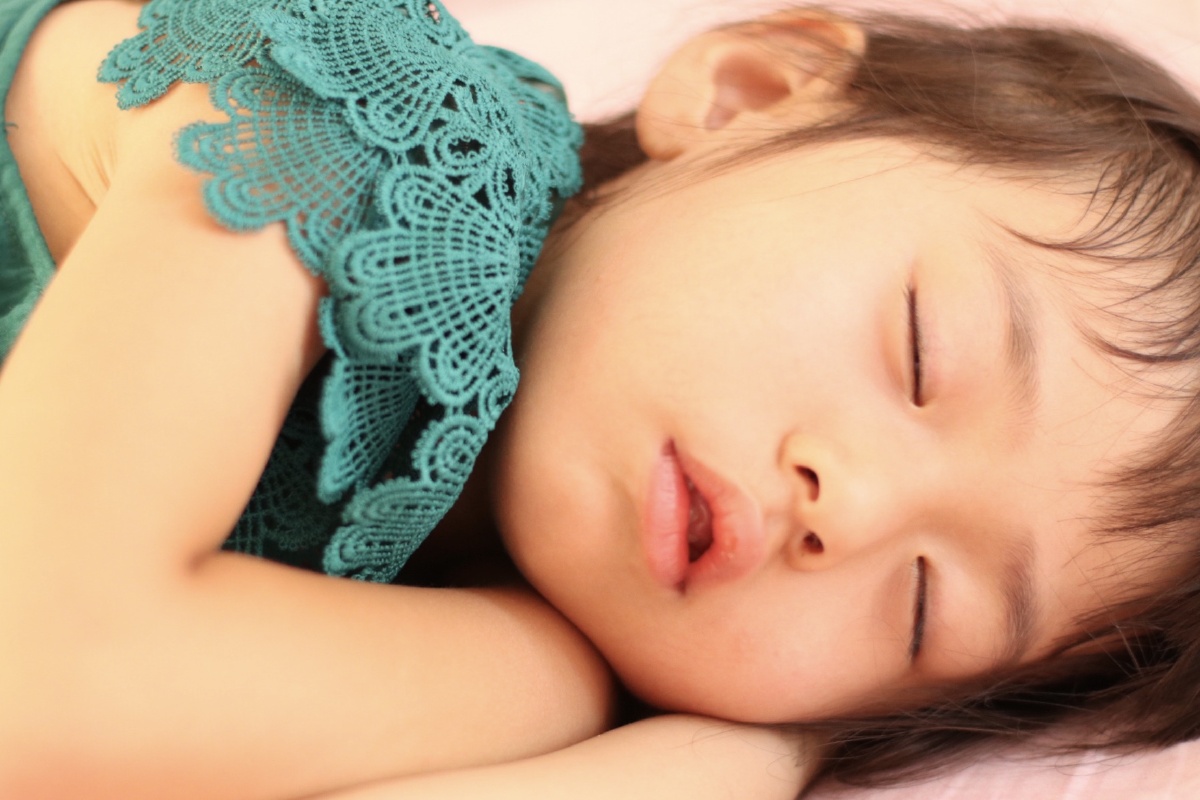 熟睡中的小女孩