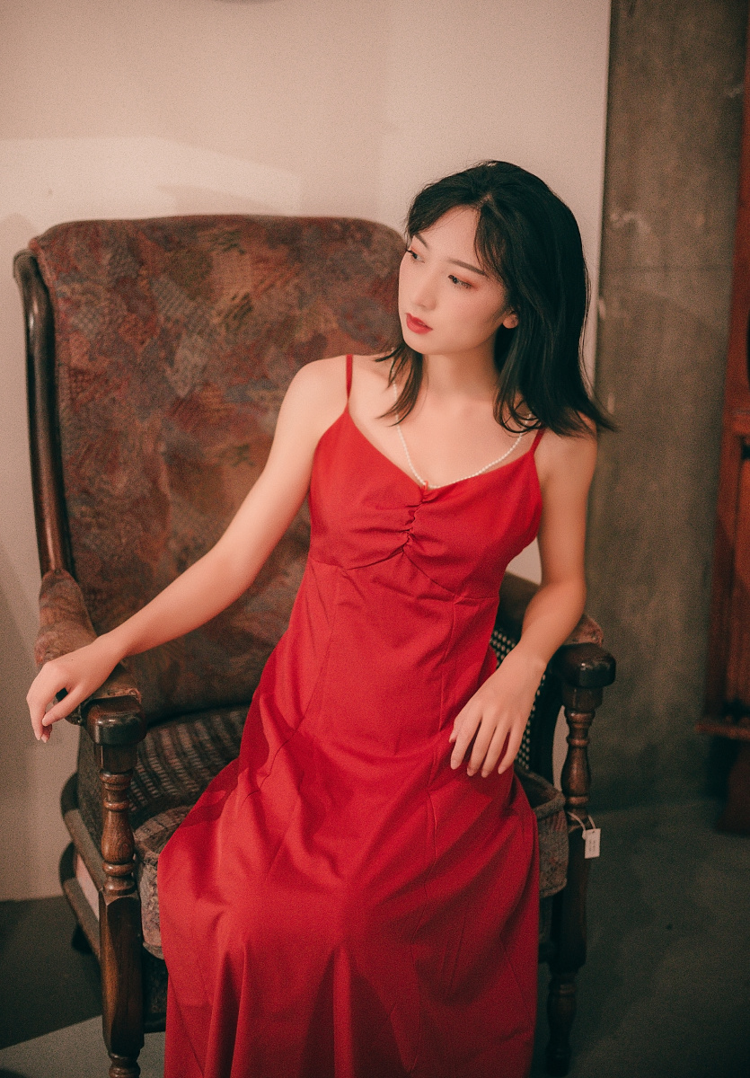 西洋记之行场地广州西洋记出镜麋鹿感谢模特穿着一条红色港风大长裙