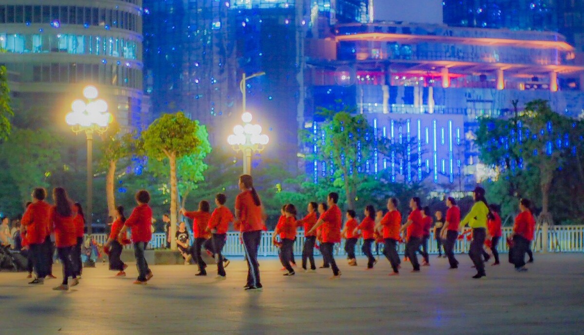 中国广场舞旋舞舞蹈对,中国广场舞蹈包容性很强可融入多元元素