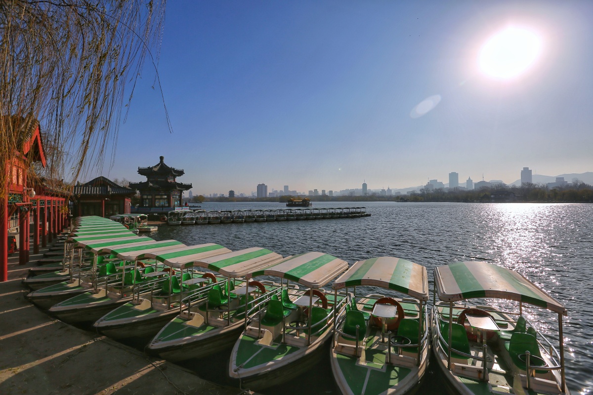 等待拍摄于济南大明湖畔