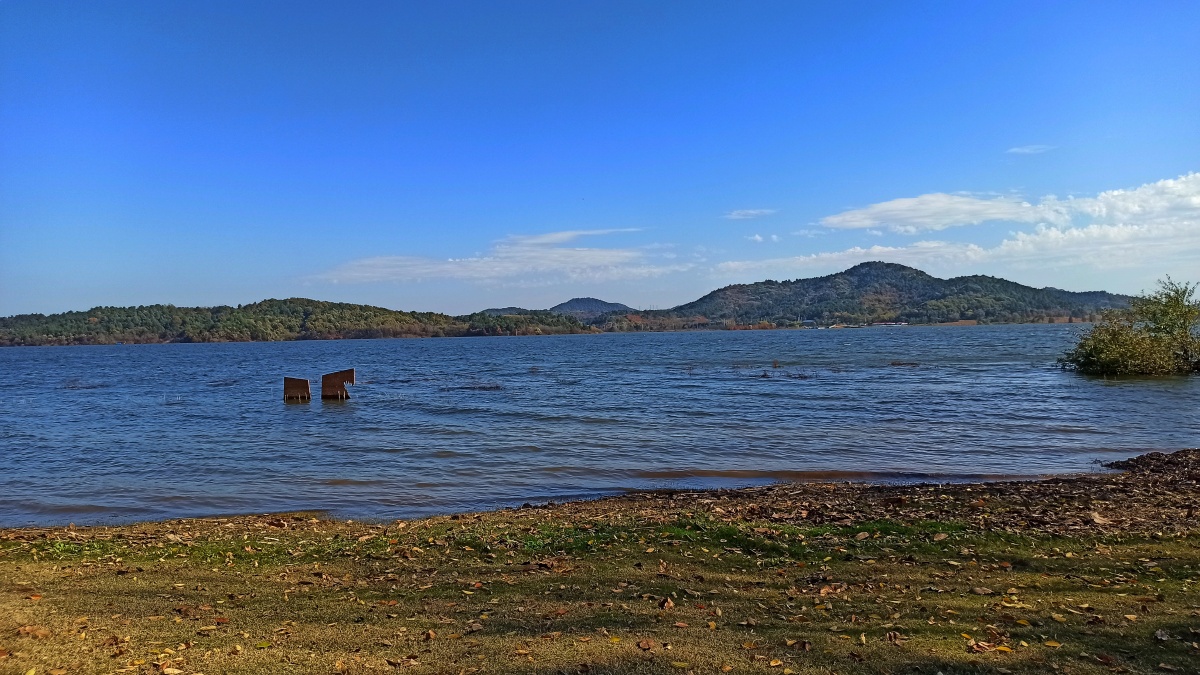 深秋的大溪水库大气之美