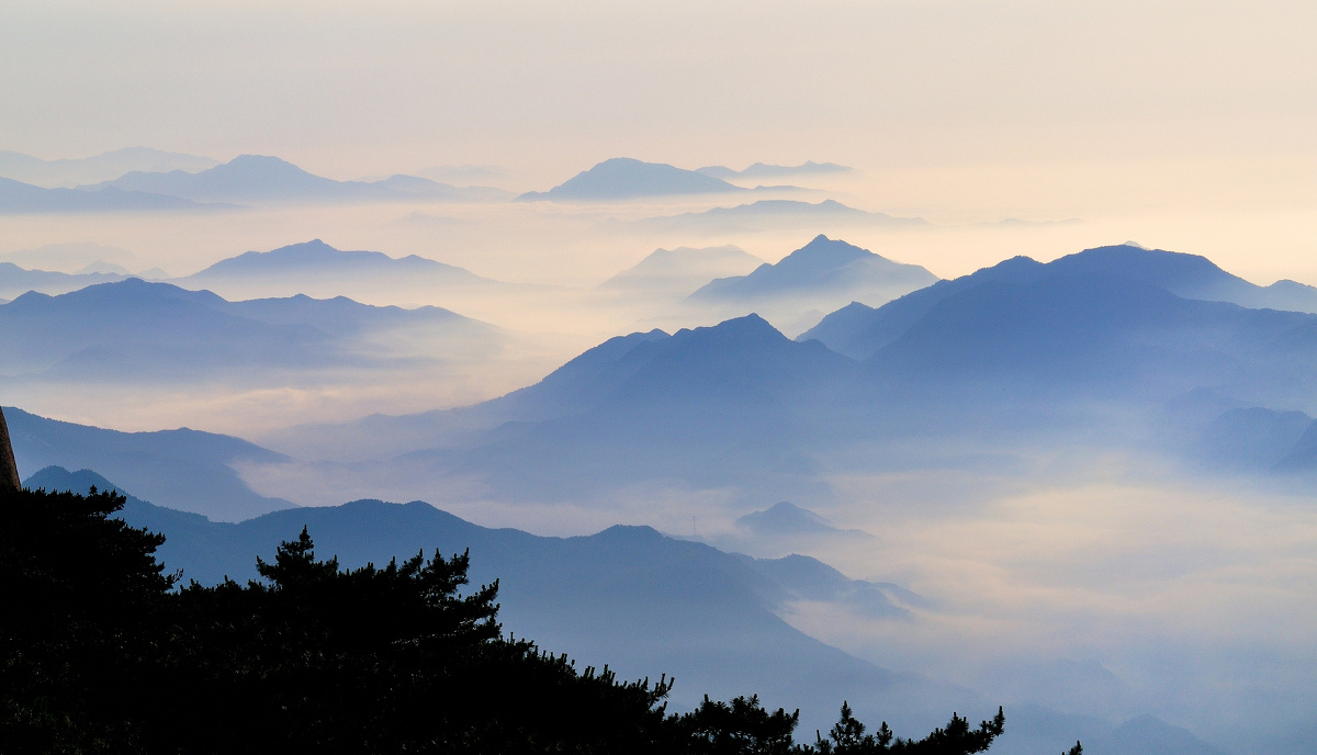 山在虚无飘渺间
