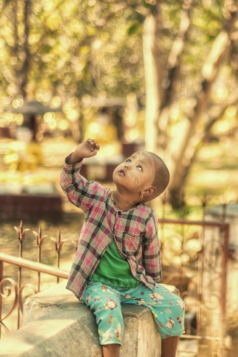 缅甸千佛园碰到的小孩