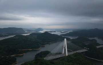 “红枫大桥”航拍于：贵州贵阳清镇市的红枫湖景点内