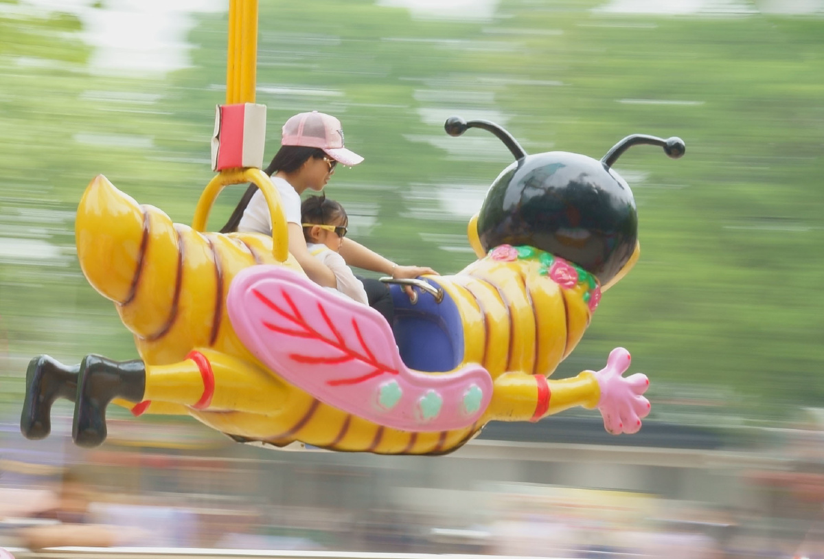 游乐场坐空中飞车,现在孩子真幸福