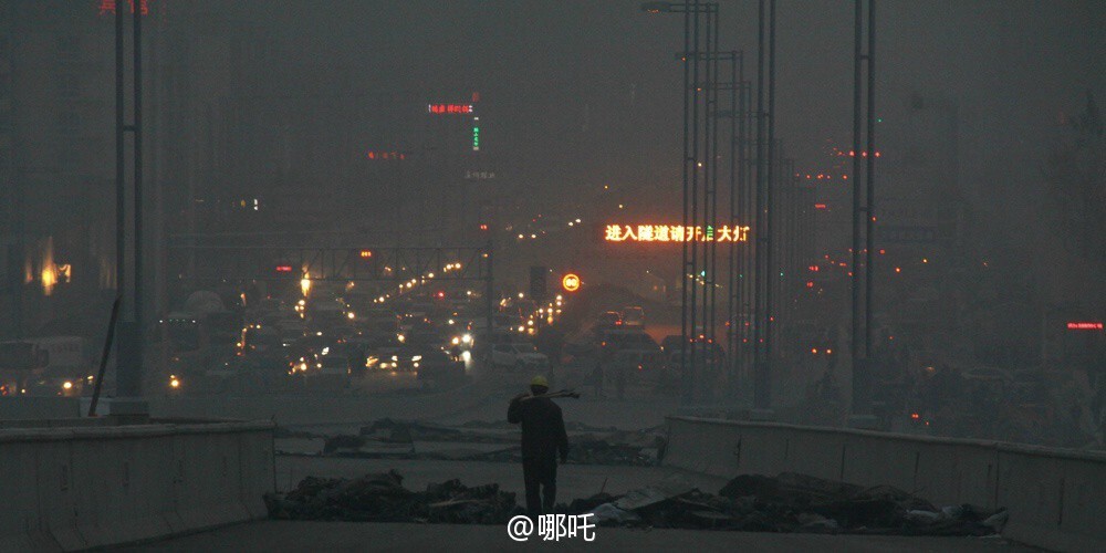2014年11月21日 17:00，郑州，PM2.5指数416，严重污染，其实此时，太阳，还没有落山，只是根本看不见。