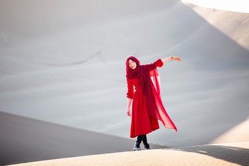 沙漠里的红衣女郎