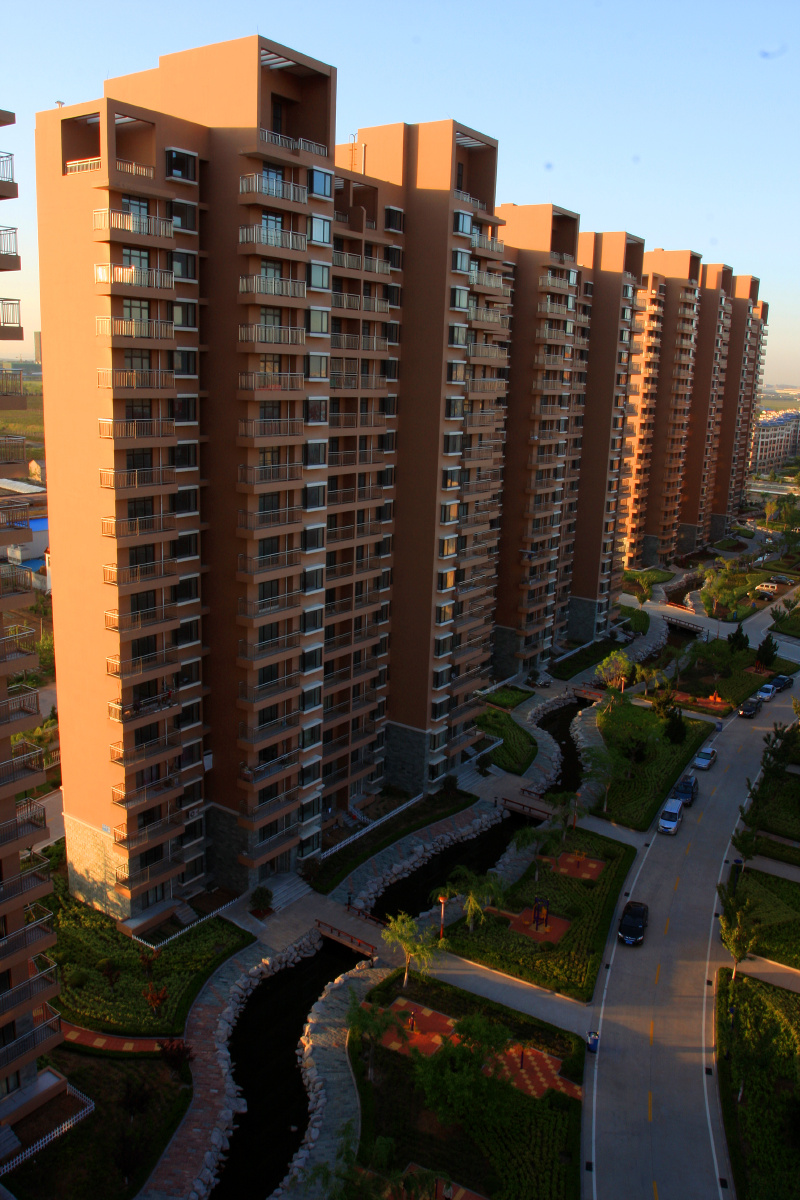 山东省威海石岛凤凰湖小区的奇异的城市建筑.