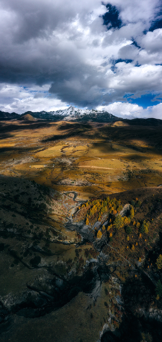 深秋的塔公远眺青绕神山