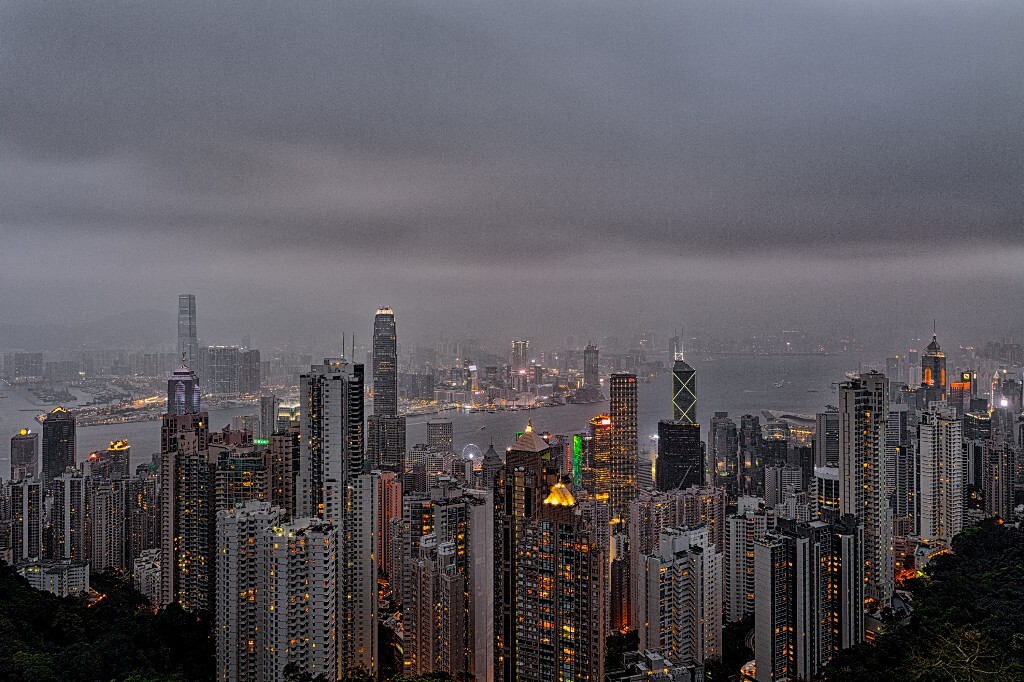 大家如果不是看到那标志性的建筑，肯定以为这是在成都，由于到香港的行程很紧，能去山顶的时间就是当天的早晨和傍晚。早晨上山，由于天气不好，拍了几张超级废片，我们几个不甘心，决定傍晚再战太平顶。傍晚上去，天气比早上更恶劣，在伴着雨的七级大风里，还要保护脚架在方圆百里不受棒子和鬼子游客的骚扰，就这样我冒着大风，顶着雨点拍了这张相对好点的超级废片。晚上下山后，其中一个同行的小伙伴被风雨弄感冒了，发此照片纪念一下我们几个傻逼的光辉岁月，哈哈哈。