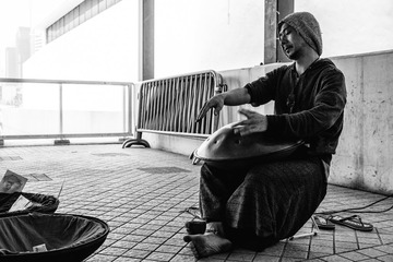 演奏Hang Drum的街头艺人