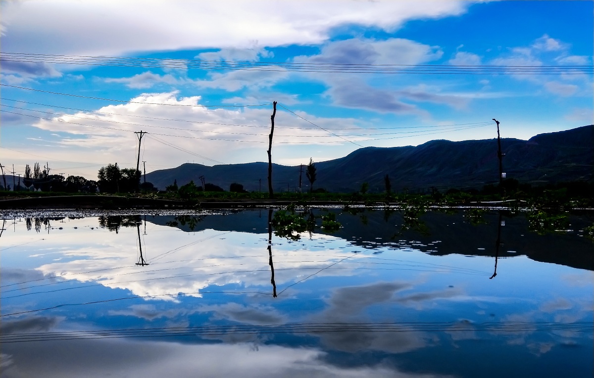 狂风暴雨过后,静谧安然的天空,在水中倒映华丽的色彩.沐埸关注