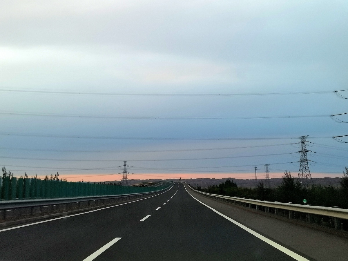 路尽头的祁连雪山