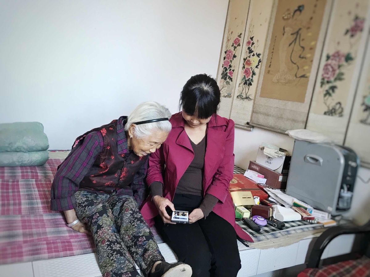 奶奶欢乐的看妈妈的手机