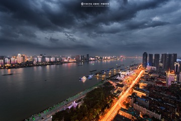 雨夜江滩