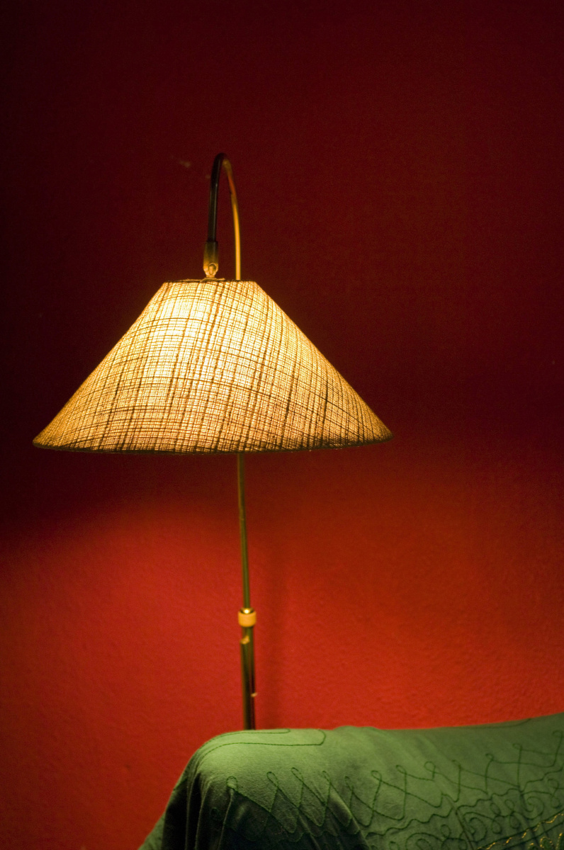 洁白的云朵飘在纯静的碧空