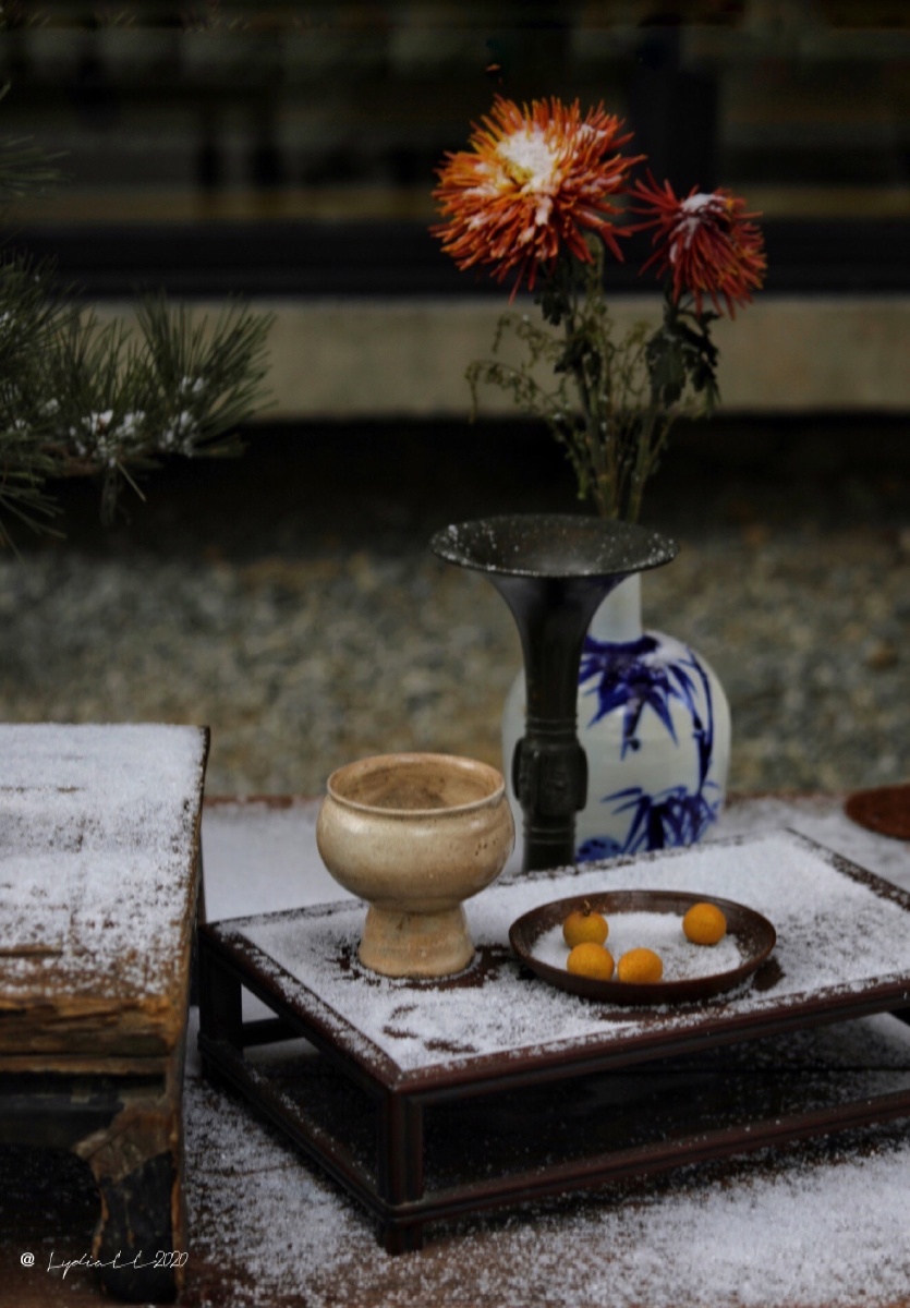 天气忽地转冷引火夹炭煑茶围炉听雪室暖生香