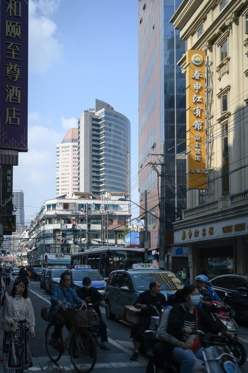 城市画册城市商业街道    打开微信,使用"扫一扫"即可将网页分享之