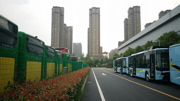 306760