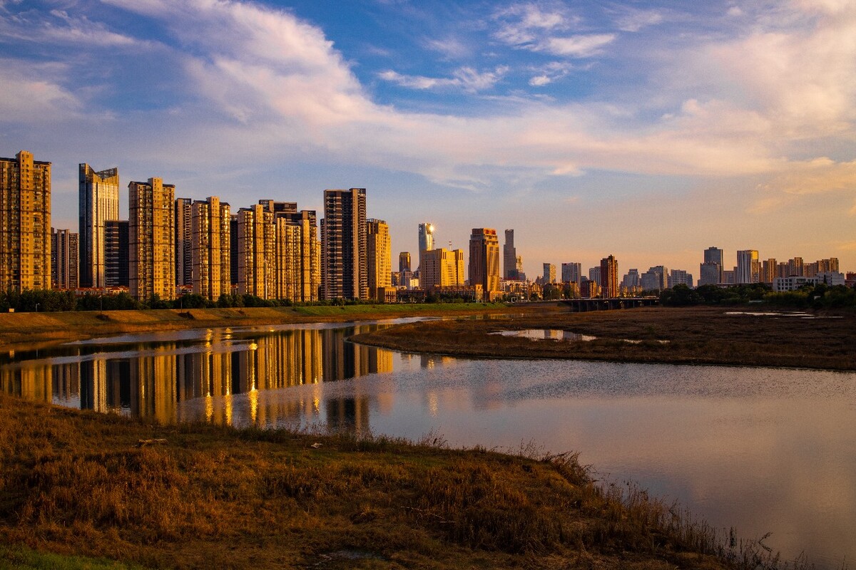 济南大明湖，世界上唯一由天然泉水汇聚而成的城市景观湖|佛山倒影|泉水|明湖_新浪新闻