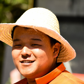 憨厚的工人小伙