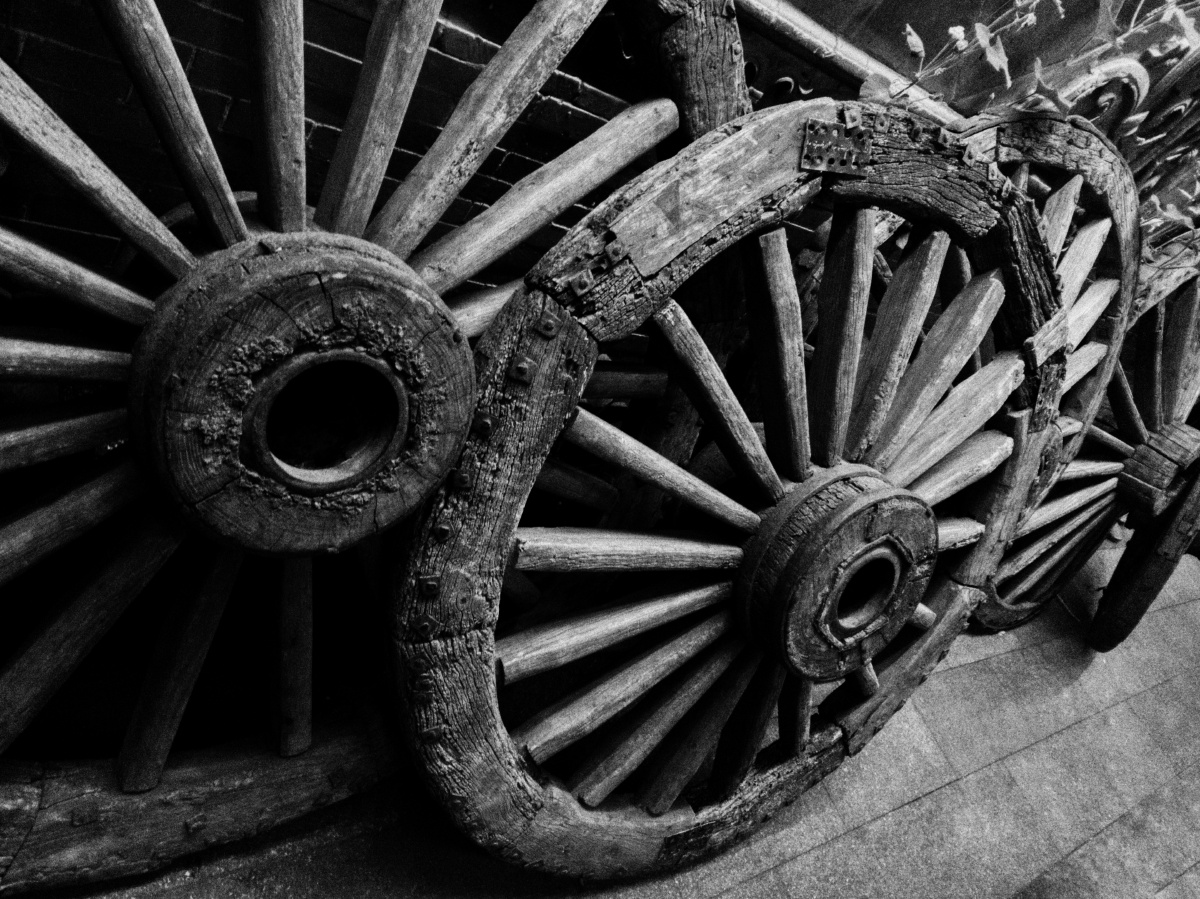 永乐坊晚上闲逛,偶然看到古代马车轮子,手机拍摄.darteen关注