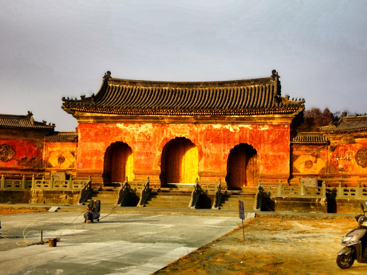 武当山太极湖,遇真宫.遇真宫山门花了2亿多原地抬高15密.