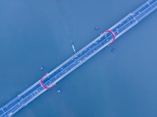 572359